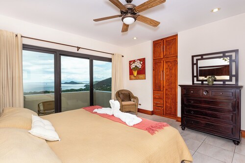 Playa Hermosa 50´Infinity-Pool Villa • 4 BR • Ocean & Bay Views • Pet Friendly