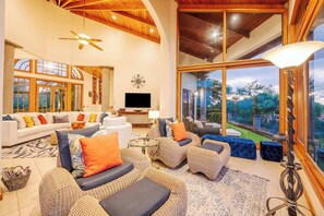 TV, offices - Casa Cole – 5BR • Infinity Pool • Sleeps 10 • Gulf Views • Playa Hermosa (Playa Hermosa)