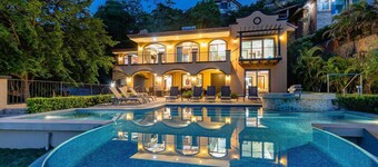 Large, spacious home for family gatherings.  The stunning infinity edge pool overlooks the breathtaking sites of the Bay of Papagayo.