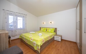 3 bedrooms, iron/ironing board, travel crib, free WiFi