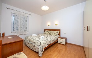 3 bedrooms, iron/ironing board, travel crib, free WiFi
