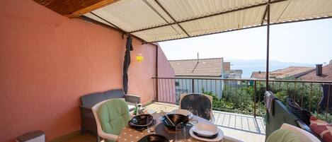 تناول الطعام بالخارج