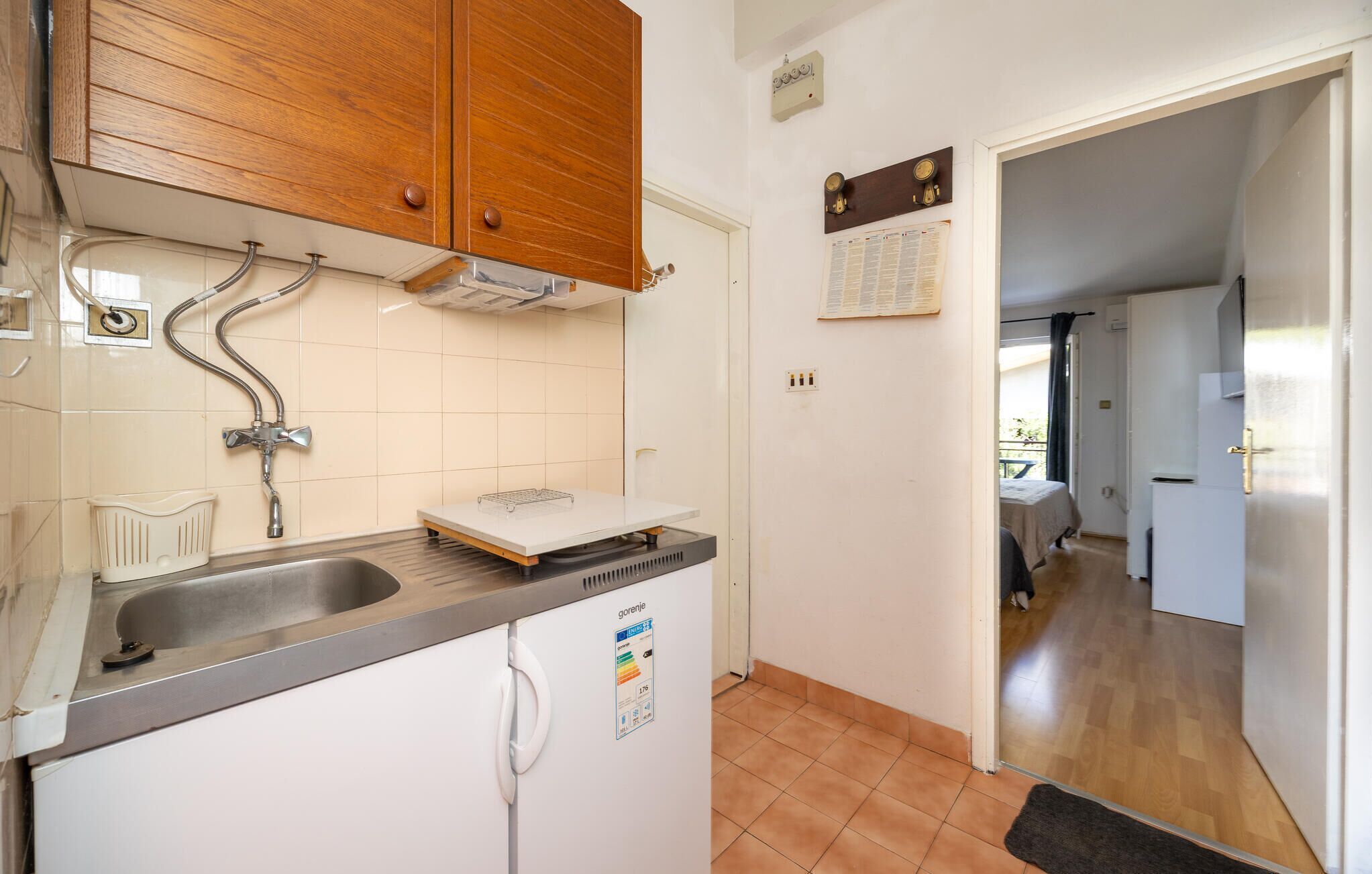 ثلاجة، فرن، موقد طهي مسطح، غسالة أطباق