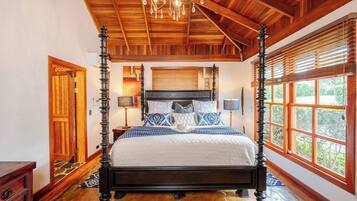 Tabla de planchar con plancha, wifi gratis y ropa de cama