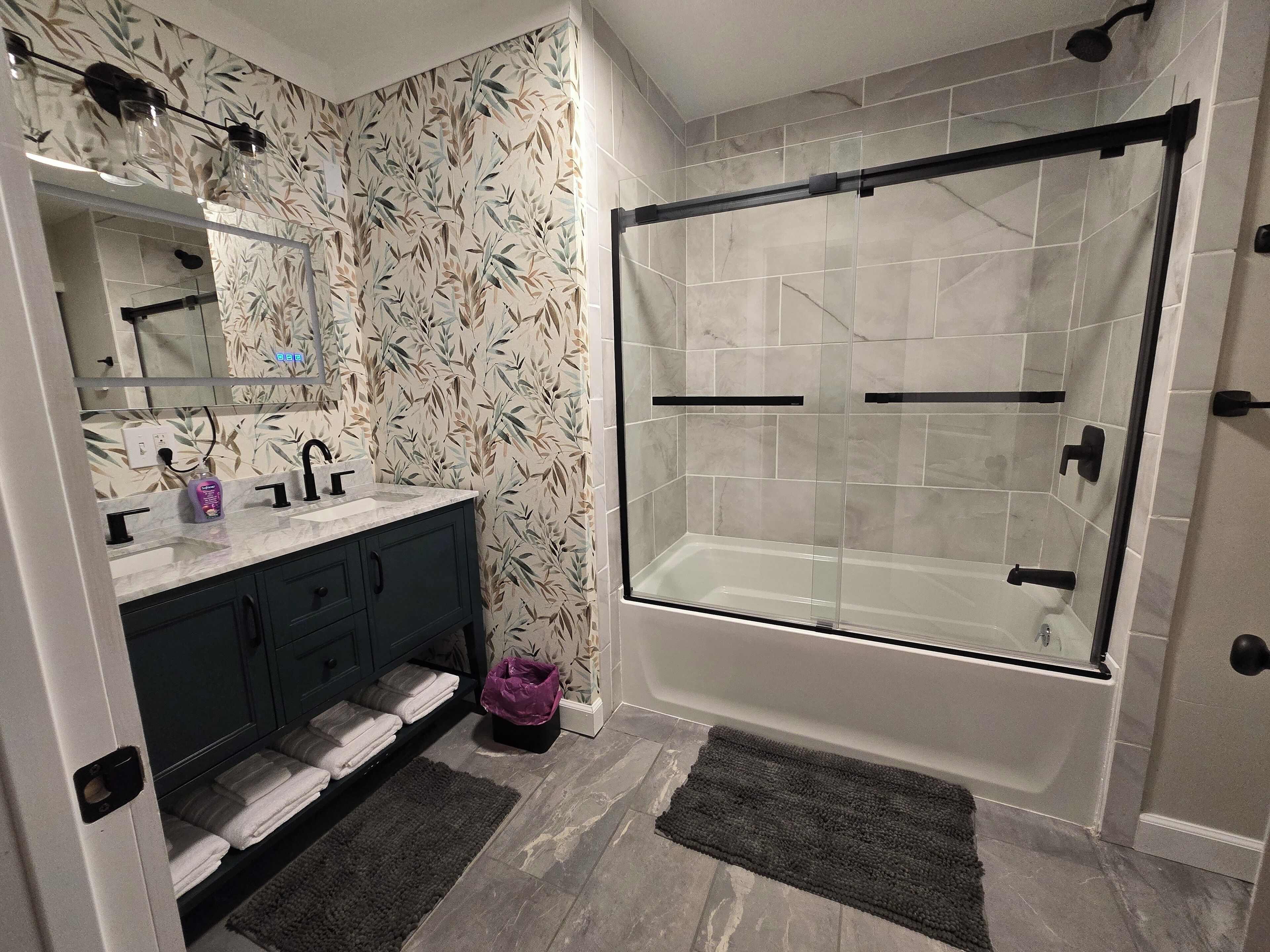 Een douche, een haardroger, handdoeken, zeep