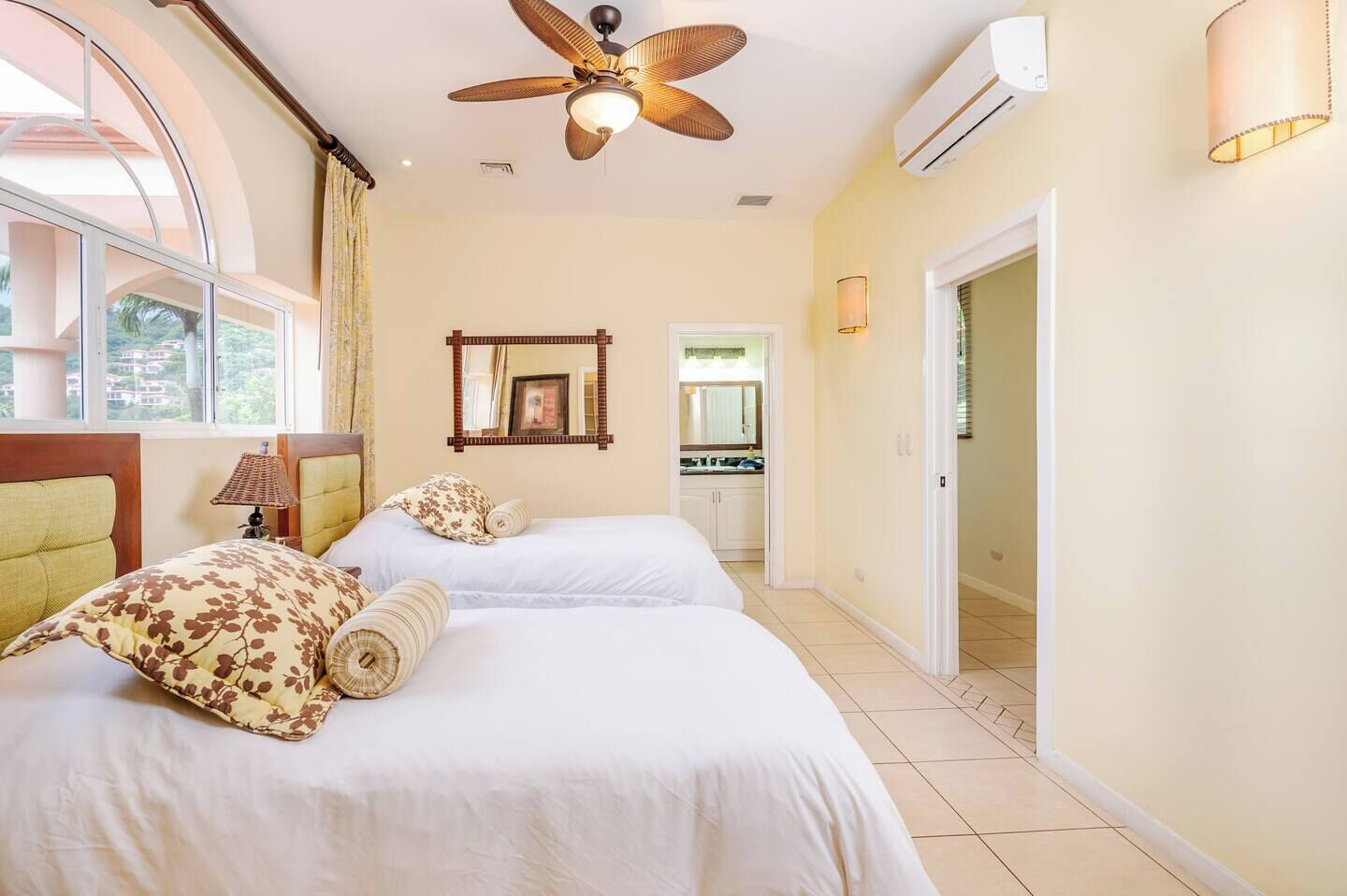 5 habitaciones, tabla de planchar con plancha y cuna de viaje 