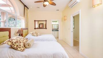 Bügeleisen/Bügelbrett, Reisekinderbett, kostenloses WLAN, Bettwäsche