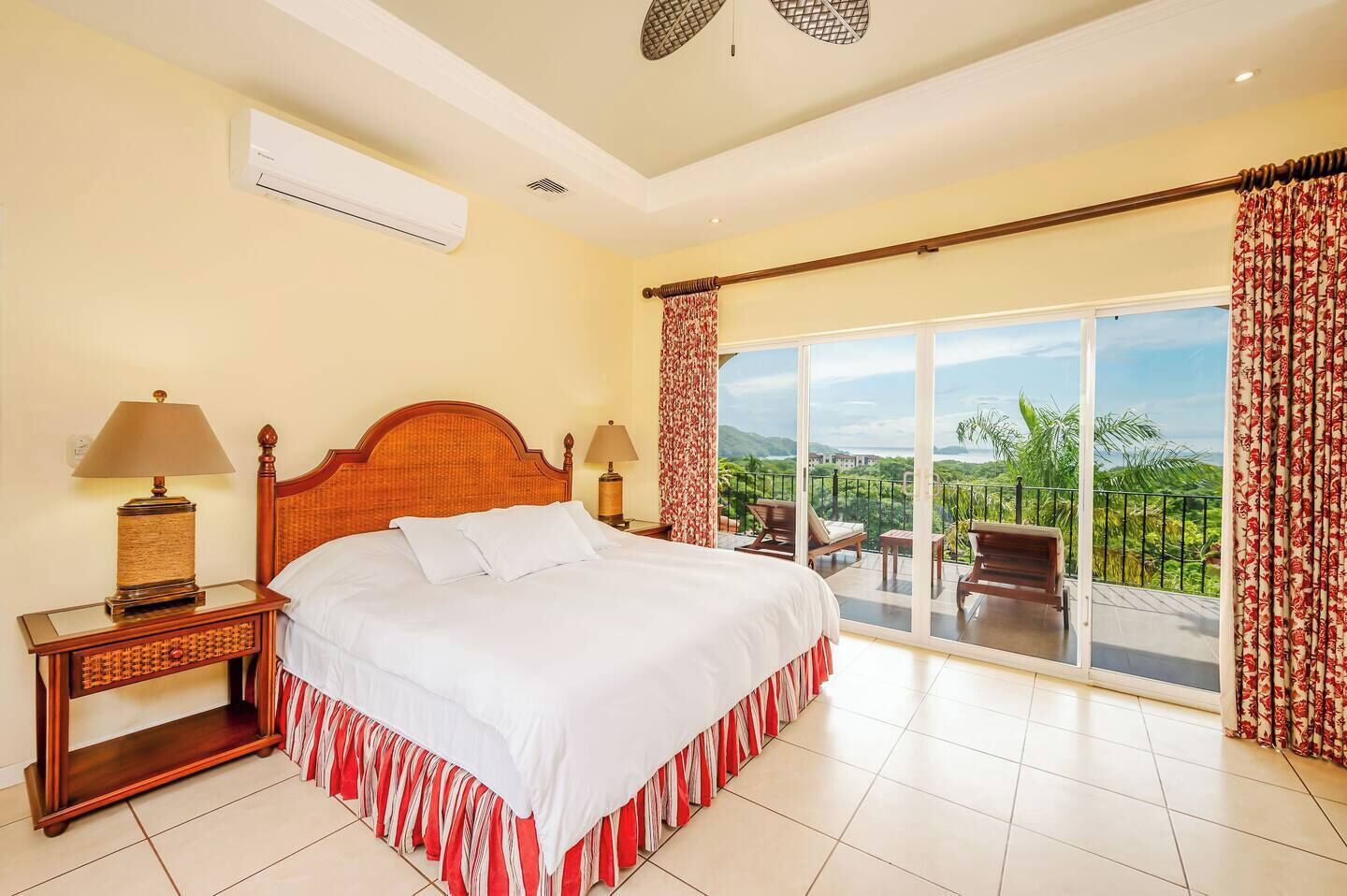 5 habitaciones, tabla de planchar con plancha y cuna de viaje 