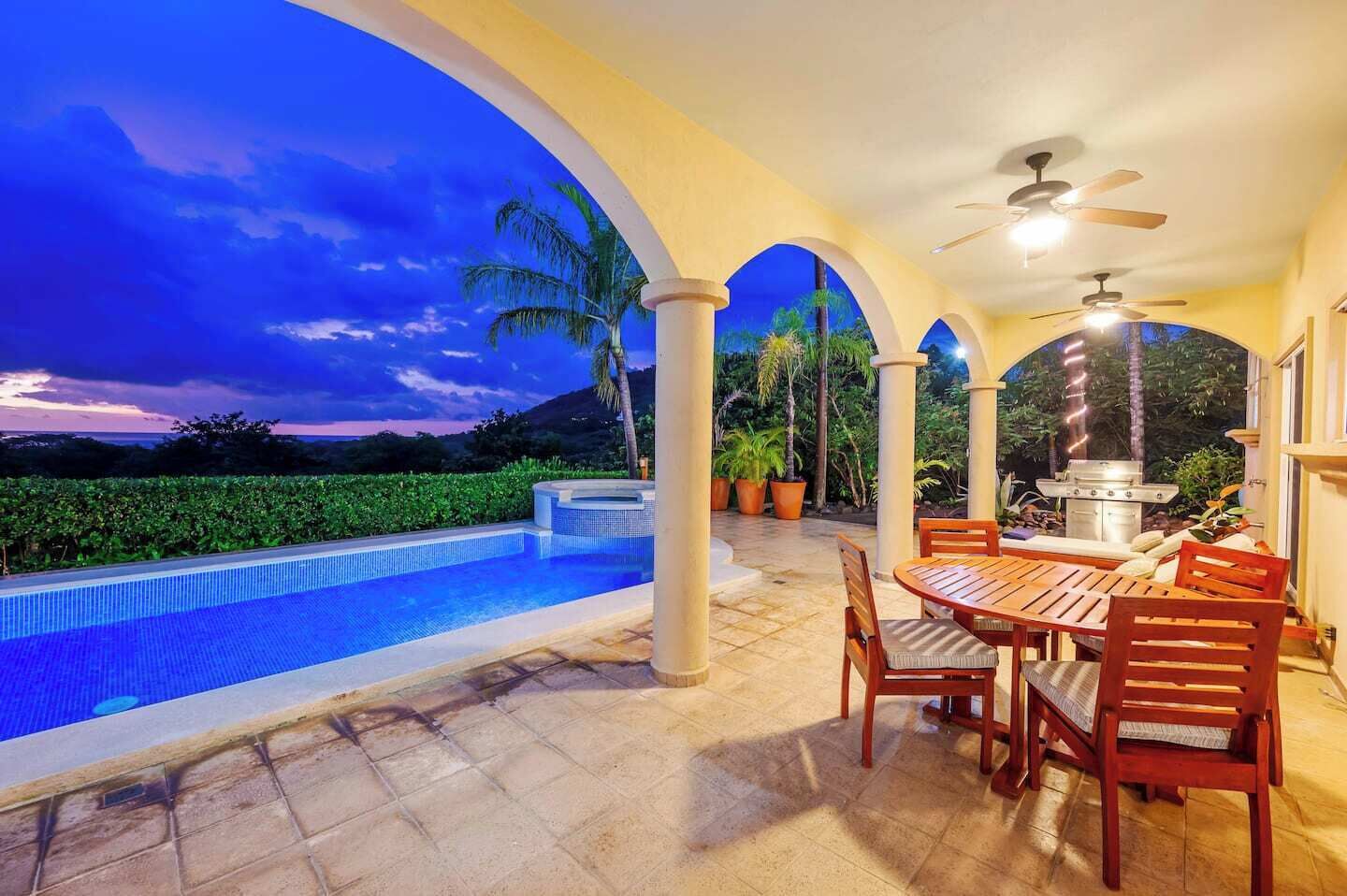 屋外ダイニングエリア