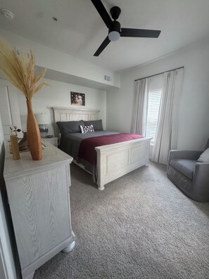 3 habitaciones, tabla de planchar con plancha y cuna de viaje 