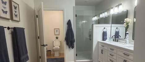 Douche, sĂšche-cheveux, serviettes fournies, savon