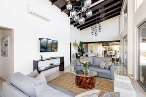 Una Smart TV, una oficina