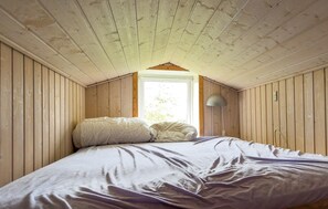 5 bedrooms, travel crib, free WiFi - Awesome home in Hadsund with WiFi (Hadsund)