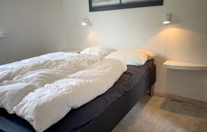 Travel cot, free WiFi