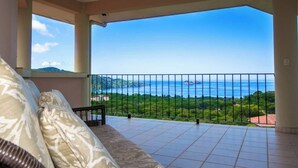 Un balcone con vista sul mare e sul verde.