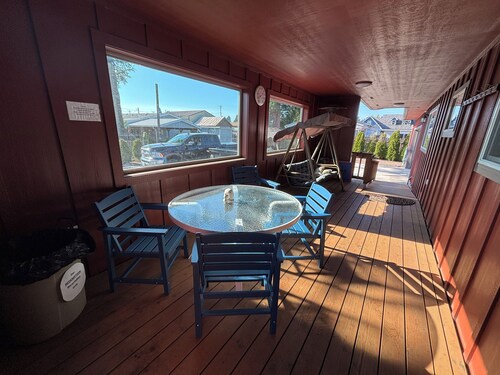 2 bedroom Lakeside house. Dunes a ride away! Lake within view of front door.