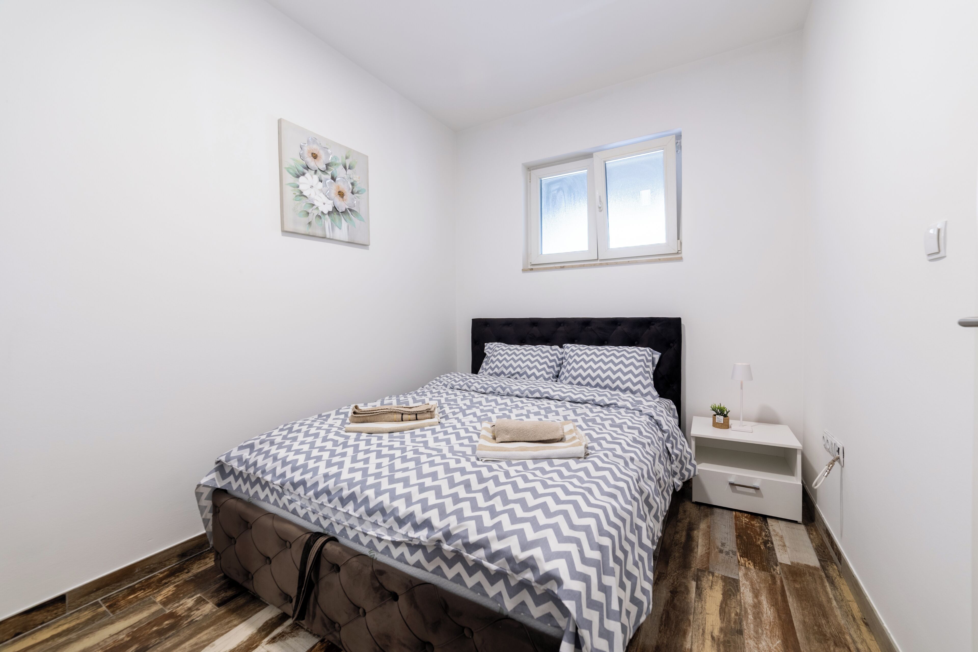 Departamento Confort, vista a la ciudad | Escritorio, espacio para trabajar con laptop y cortinas blackout 