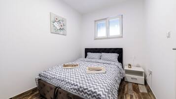 Lägenhet Comfort - utsikt mot staden | Skrivbord, arbetsyta för laptop, mörkläggningsgardiner och ljudisolering