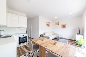 Apartamento de lujo, vistas a la ciudad | Escritorio, espacio para trabajar con un portátil, cortinas opacas