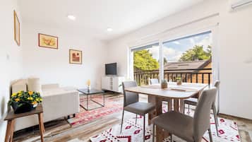 Apartamento de lujo, vistas a la ciudad | Zona de estar | Una televisión de pantalla plana, una pantalla de ordenador