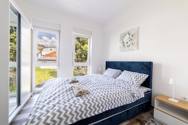 Apartament de luxe, vistes a la ciutat | Escriptori, espai de treball apte per a portàtils i cortines opaques 