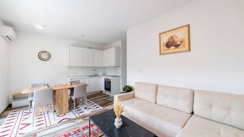 Luxe appartement, uitzicht op de stad | Een bureau, een laptopwerkplek, verduisterende gordijnen