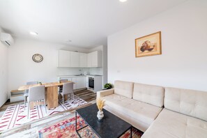 Apartament de luxe, vistes a la ciutat | Escriptori, espai de treball apte per a portàtils i cortines opaques 