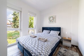 Departamento de lujo, vista a la ciudad | Escritorio, espacio para trabajar con laptop y cortinas blackout 