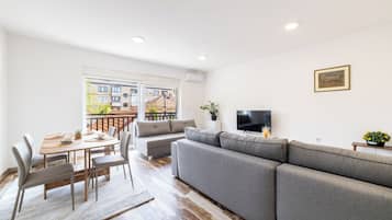 Comfort appartement, uitzicht op de stad | Woonruimte | Een computerscherm en een printer