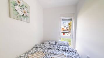 Luxe appartement, uitzicht op de stad | Een bureau, een laptopwerkplek, verduisterende gordijnen