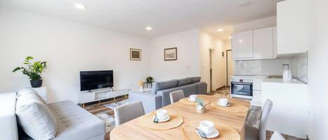 Full-size fridge, oven, stovetop, cookware/dishes/utensils