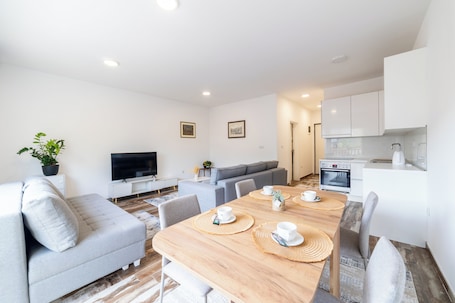 Refrigerador con freezer, horno, placa de cocina, utensilios de cocina