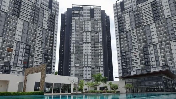 Un immeuble résidentiel doté d’une piscine, de logements situés dans des appartements en hauteur et d’une architecture moderne.