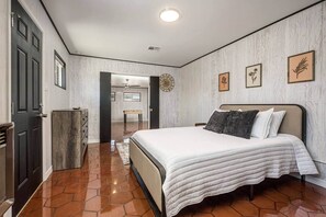 4 bedrooms, iron/ironing board, WiFi, bed sheets