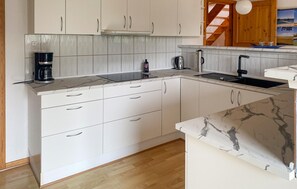 Fridge, stovetop, dishwasher, coffee/tea maker - 2 bedroom amazing home in Samsø (Samsø)