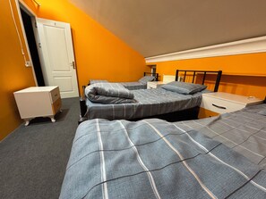 9 habitaciones, tabla de planchar con plancha, wifi y ropa de cama 