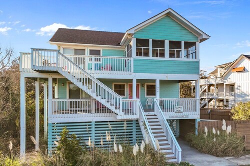 1435 - The Whalecome Inn, a spacious 6-bedroom home in Corolla with ocean views.