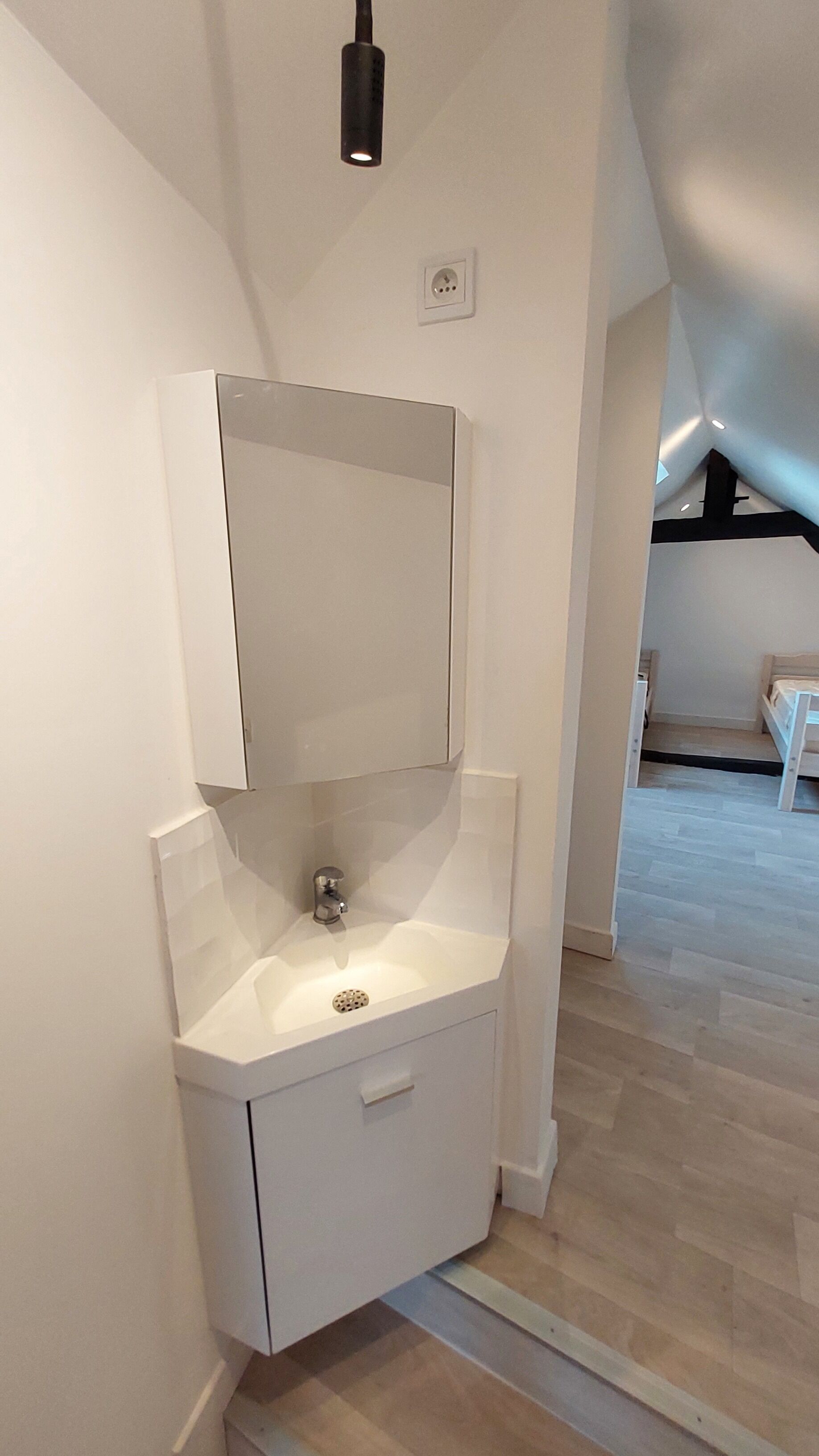 Een douche, zeep, toiletpapier