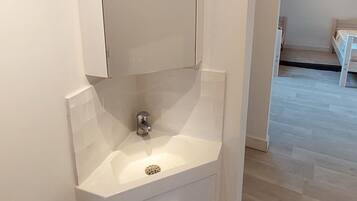 Een douche, zeep, toiletpapier