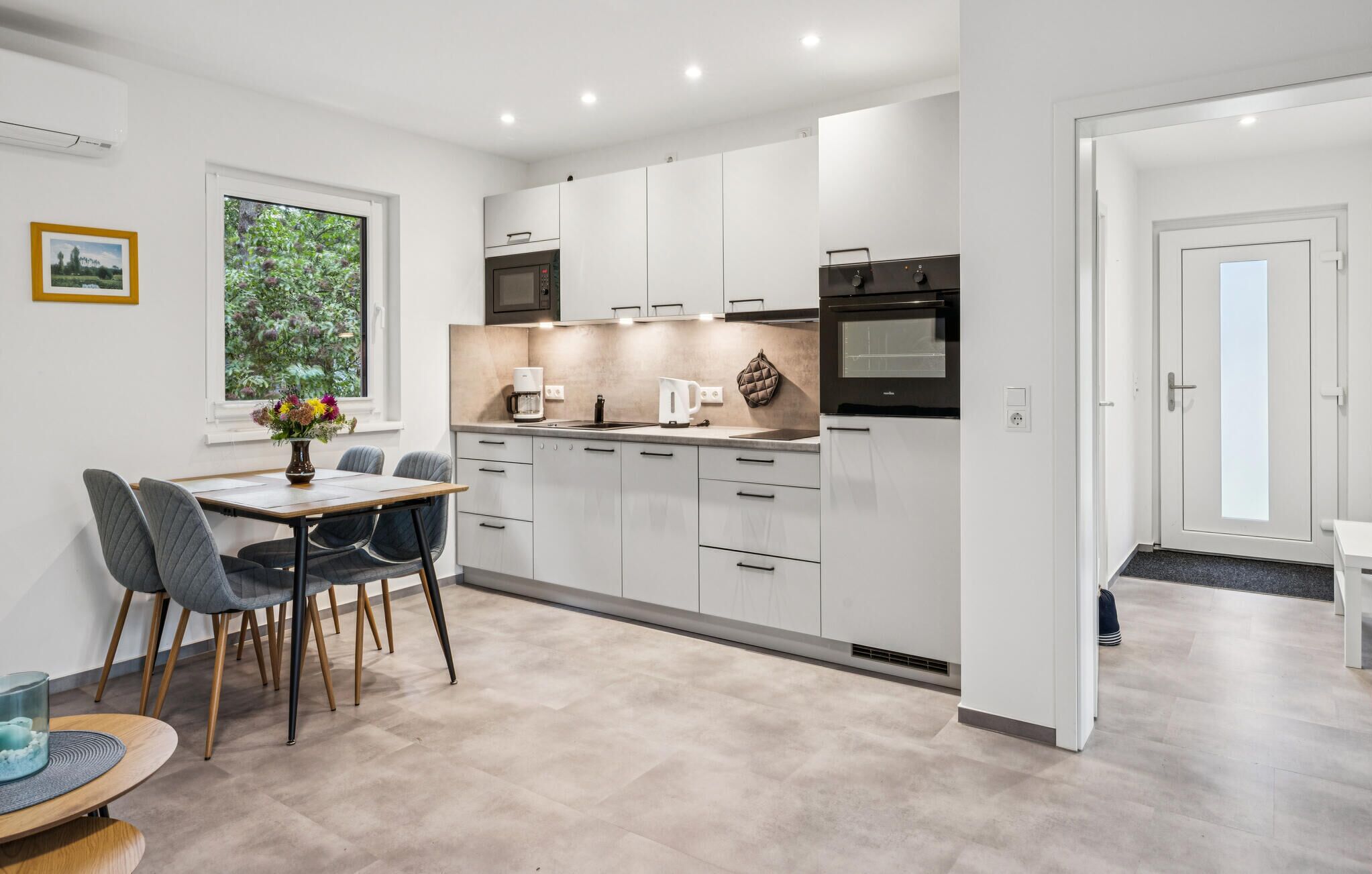 Een koelkast, een vaatwasser, een koffiezetapparaat/waterkoker