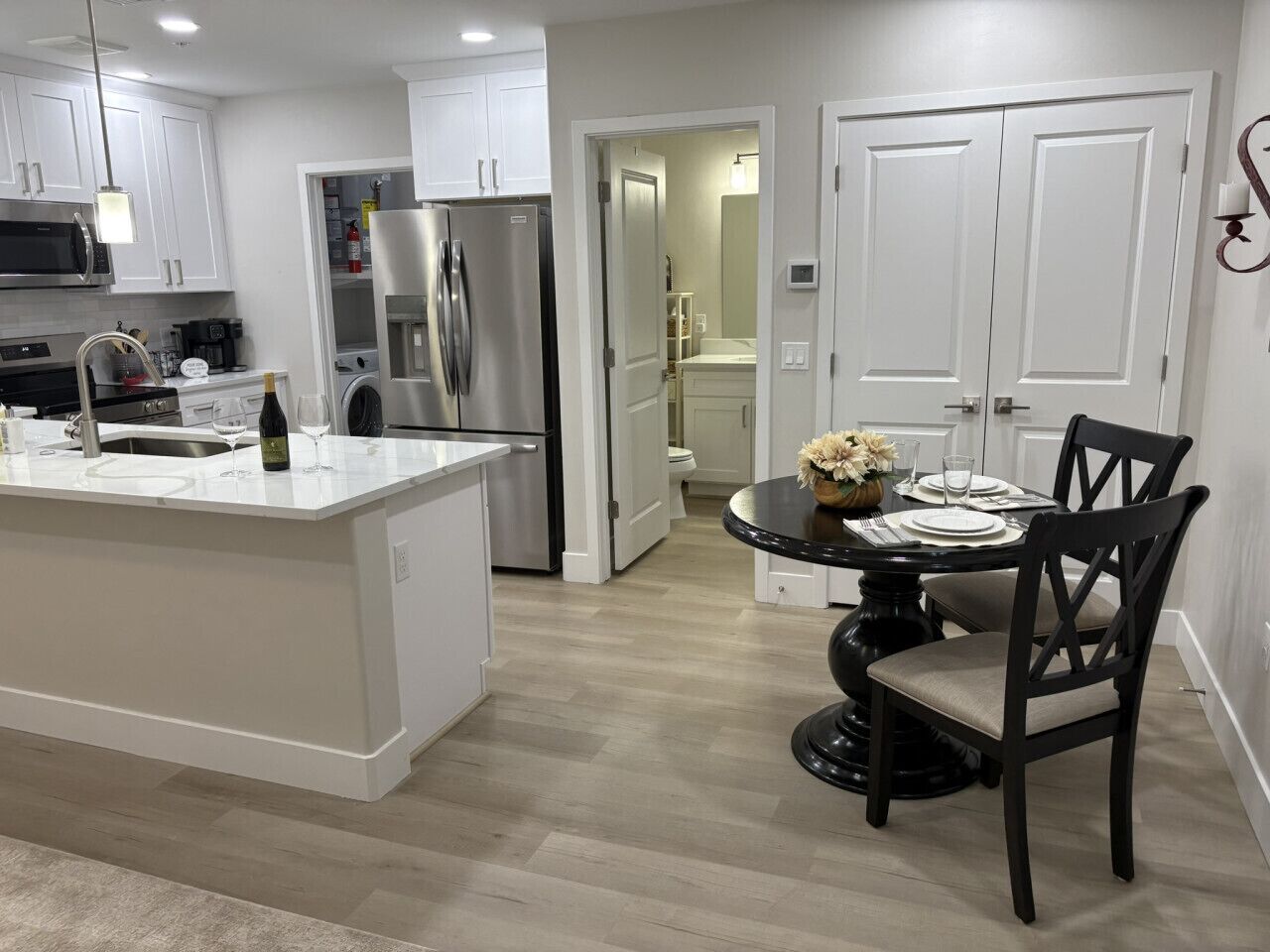 Réfrigérateur, micro-ondes, four, plaque de cuisson