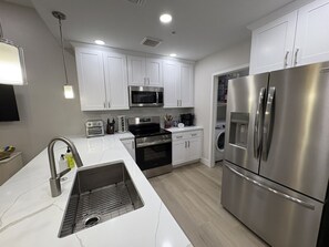 Fridge, microwave, oven, stovetop - River Trail Stays - Catalina Casita (Tucson)