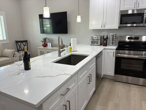 Fridge, microwave, oven, stovetop - River Trail Stays - Catalina Casita (Tucson)