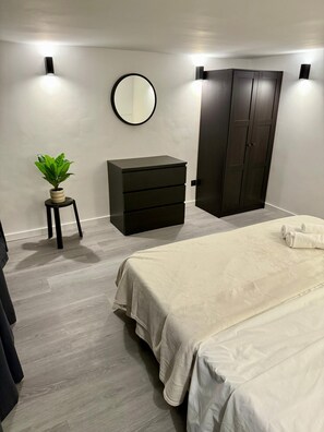 2 bedrooms, iron/ironing board, WiFi, bed sheets