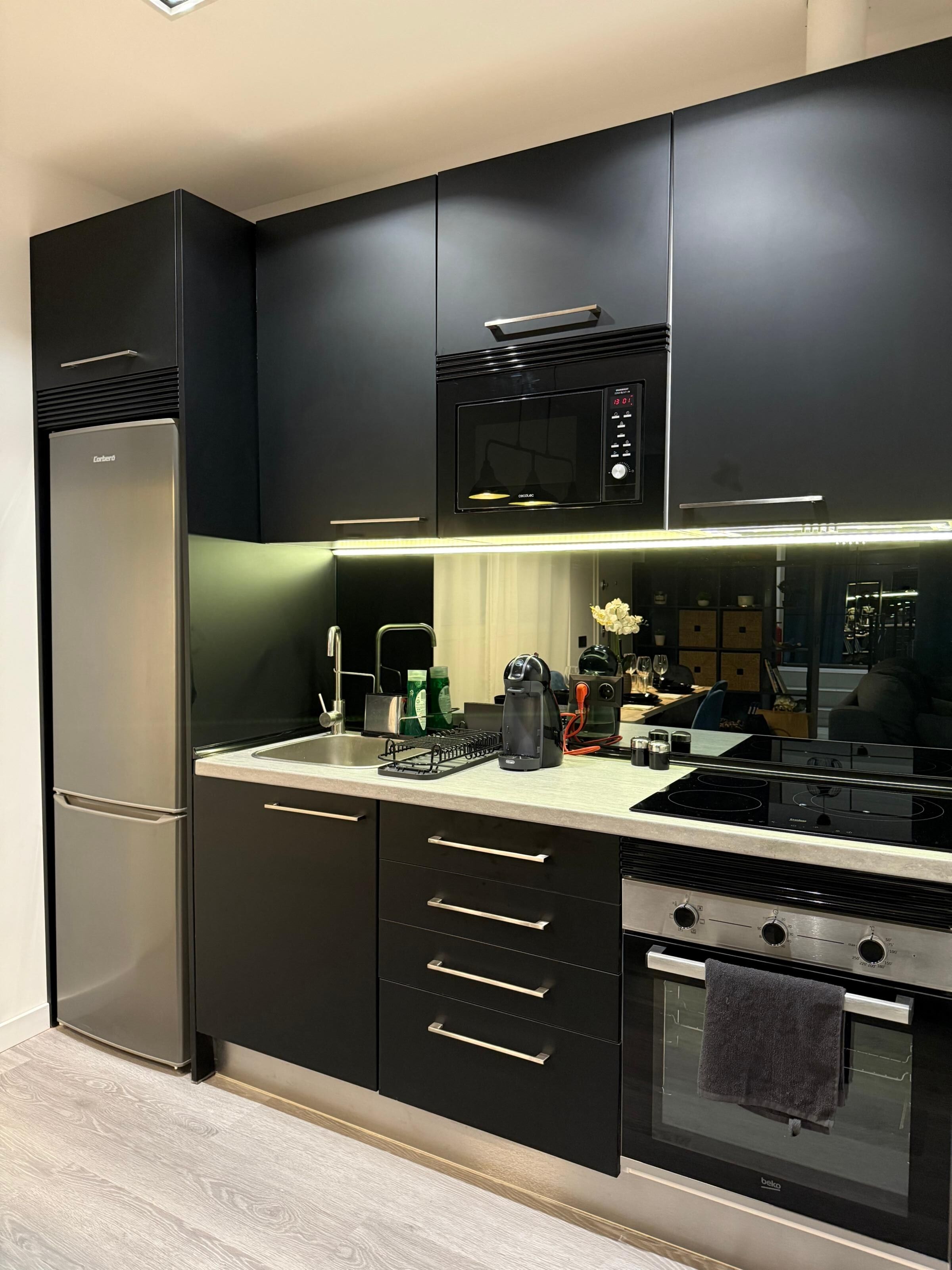 Een magnetron, een oven, een kookplaat, een broodrooster