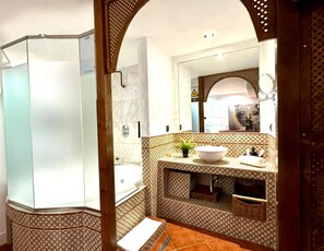 Hair dryer, towels - Oshun Deluxe Gran Via (Arabic) (Madrid)