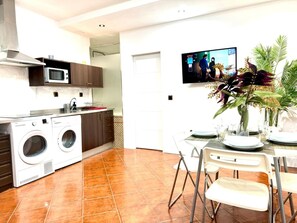 Microwave, coffee/tea maker, toaster, cookware/dishes/utensils - Oshun Deluxe Gran Via (Arabic) (Madrid)
