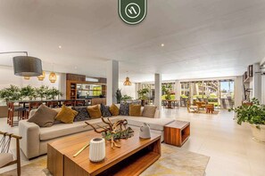 Apartment, Multiple Beds, Balcony, Pool View (VistaVela III 3204) | Interior