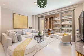 Căn hộ, nhiều giường, ban công, quang cảnh hồ bơi (VistaVela III 3204) | Khu phòng khách | TV màn hình phẳng 42-inch có truyền hình kỹ thuật số