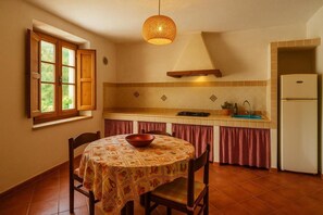 House, 3 Bedrooms, Smoking, Balcony | Dining room